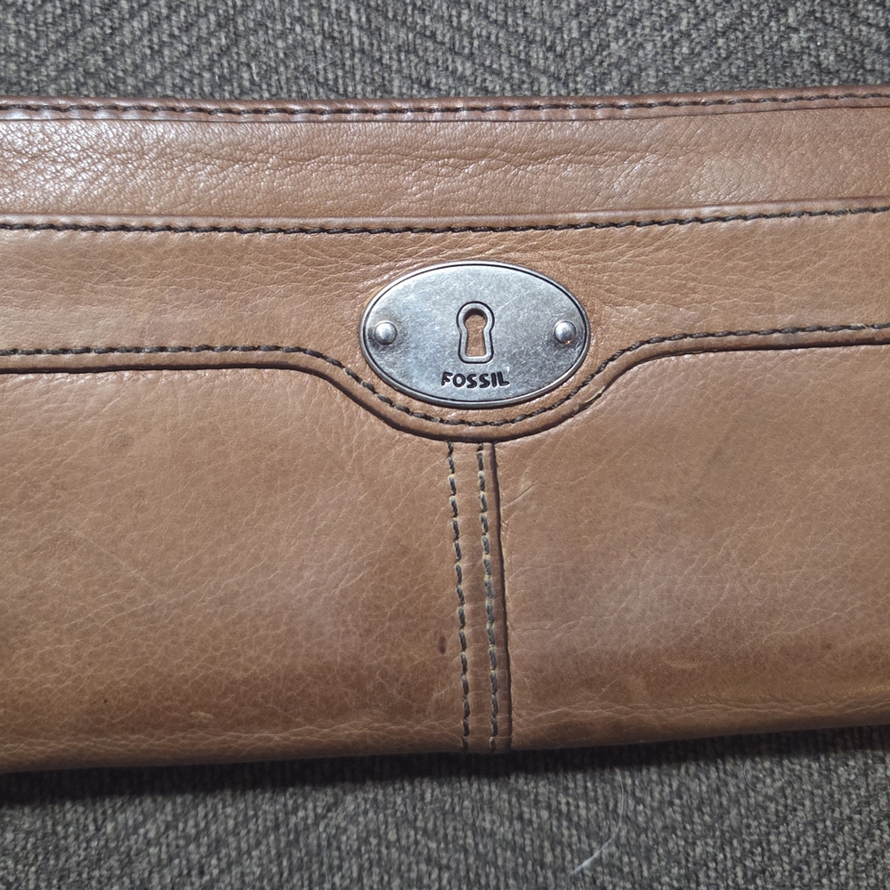 Fossil Marlow Chestnut Brown Leather Wallet with Keyhole Metal emblem